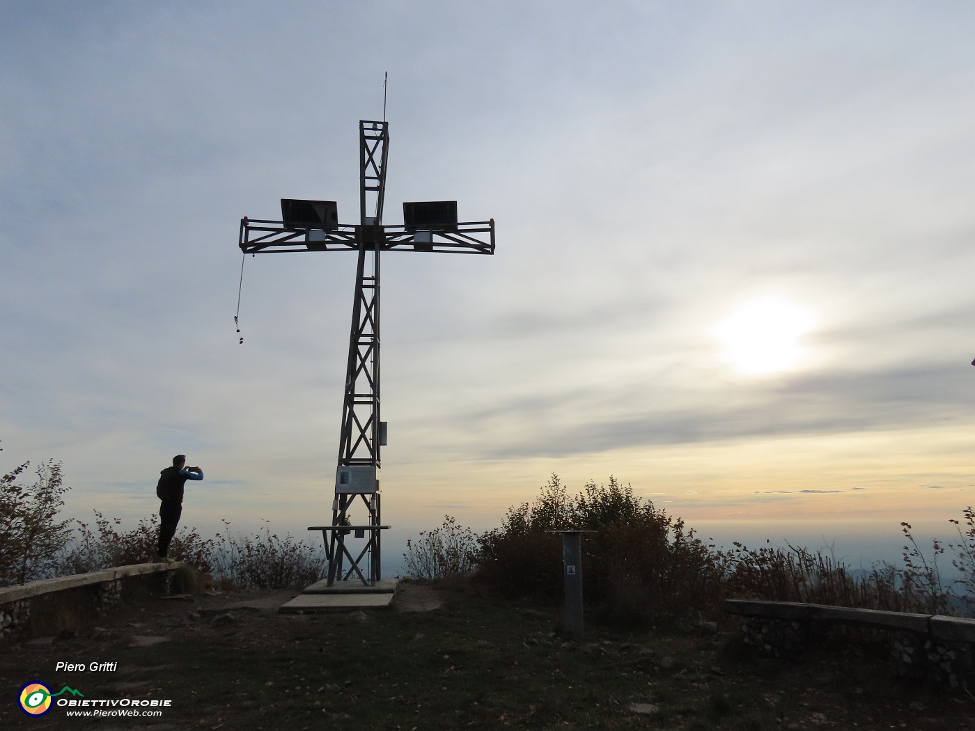 32 Alla grande croce dell'anticima sud del Podona (1183 m) panorami sulla pianura .JPG